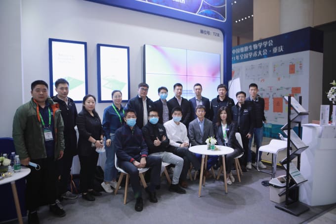 10x Genomics team in China with distributor.
