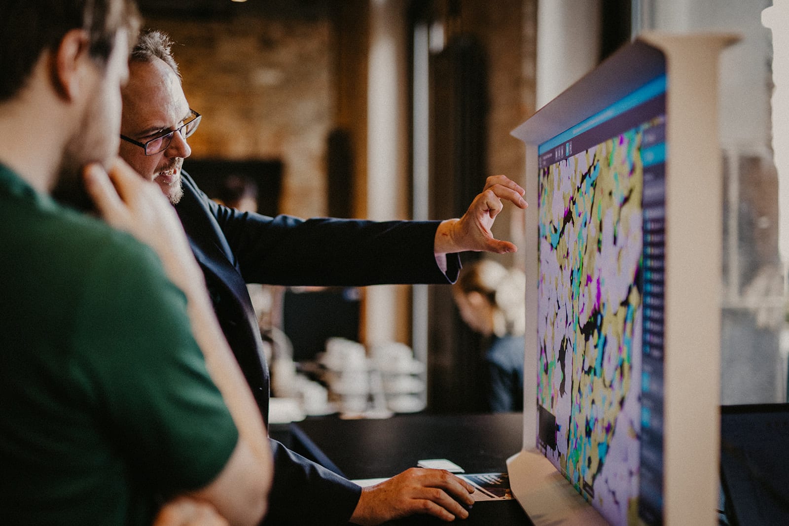 Attendee curious about Xenium Explorer interactive data with 10x Genomics Xenium Specialist, Kai Lerche.