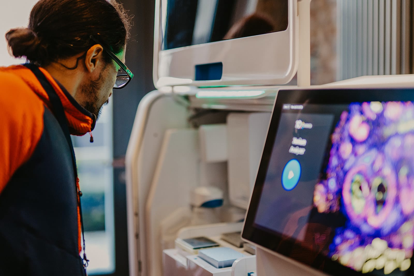 Attendee looking at the Xenium Analyzer.