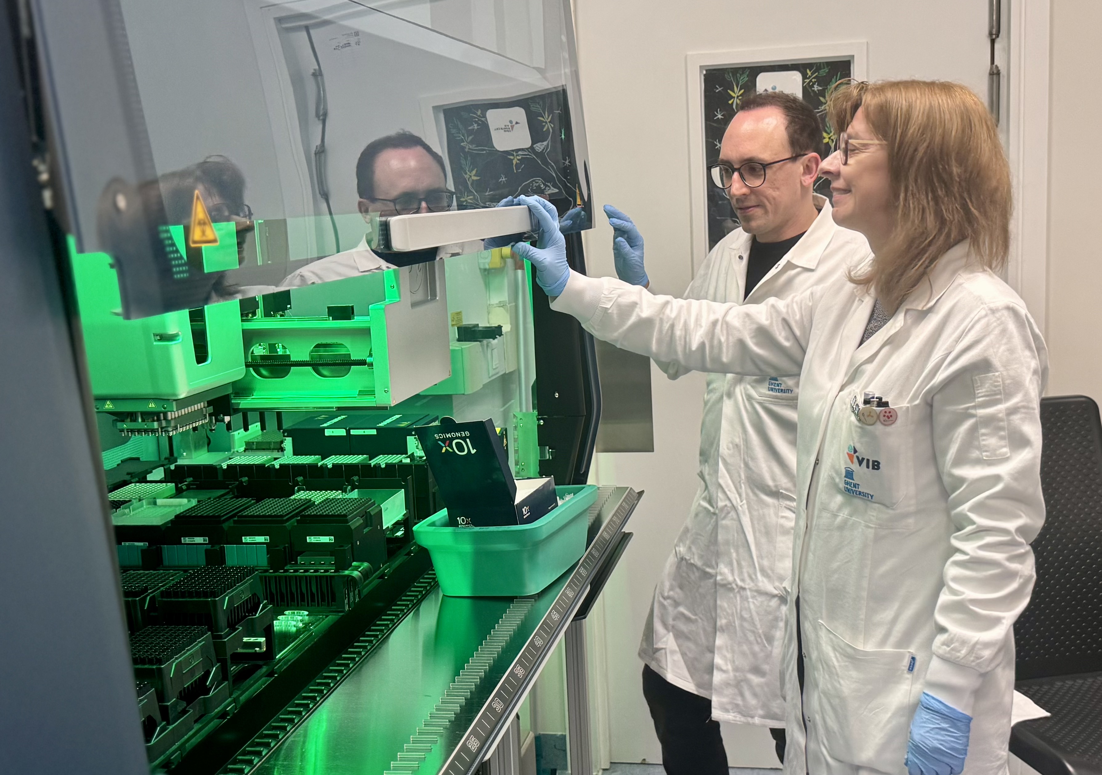 Dr. Niels Vandamme with VIB Single Cell Core Project Manager Ria Roelandt at the Hamilton Vantage platform, where the core has fully automated its 10x Genomics workflows for consistent and scalable single cell processing.
